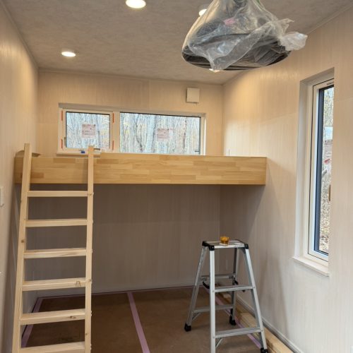 コンテナハウスにロフト式ベッド設置