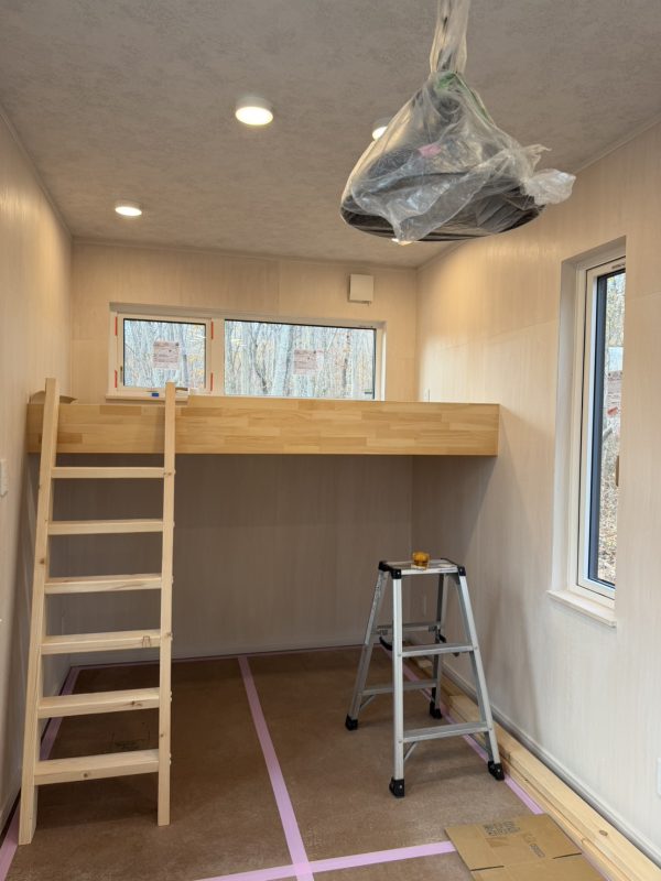 コンテナハウスにロフト式ベッド設置