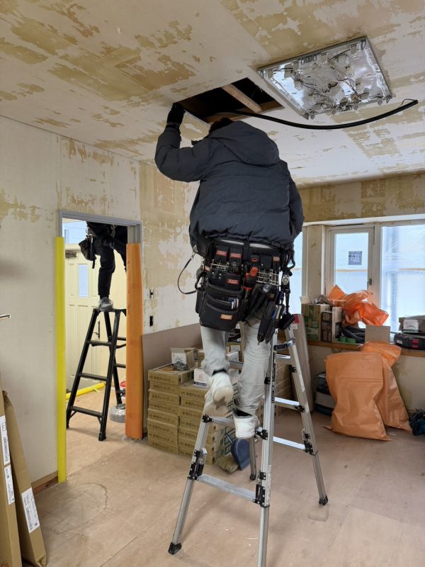 電気工事入りました！