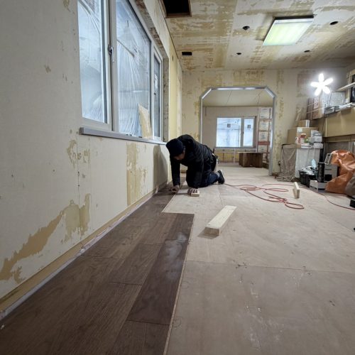 床貼り始めました！