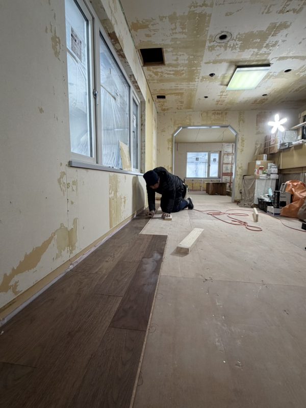 床貼り始めました！